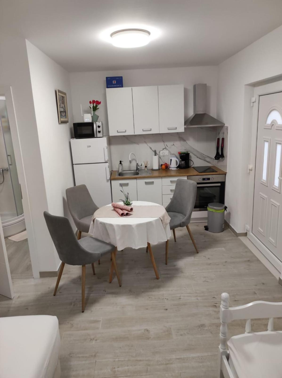 Studio Apartman Mare Trogir Bagian luar foto